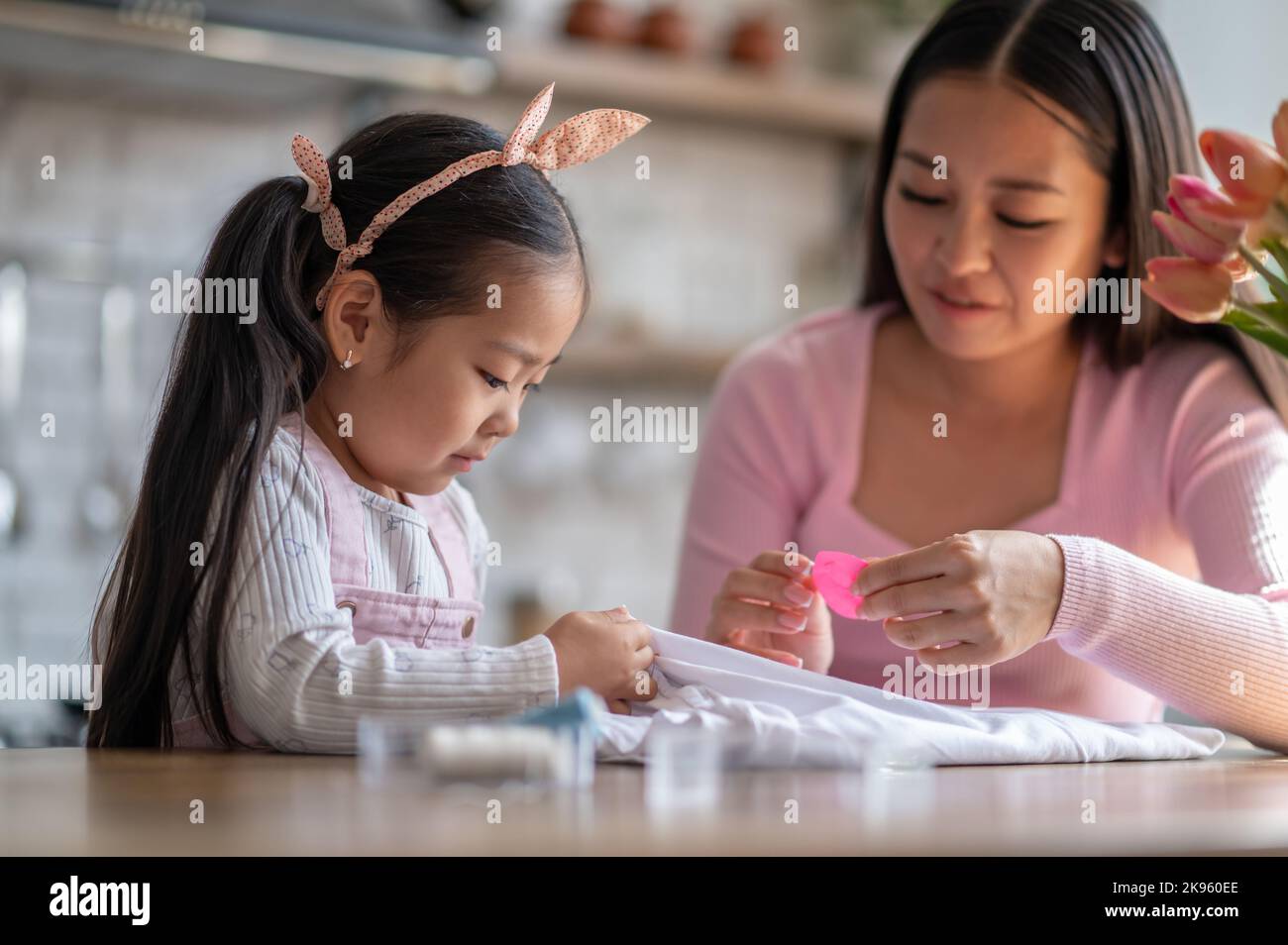 Enfant et sa mère ont participé à la couture à la main Banque D'Images