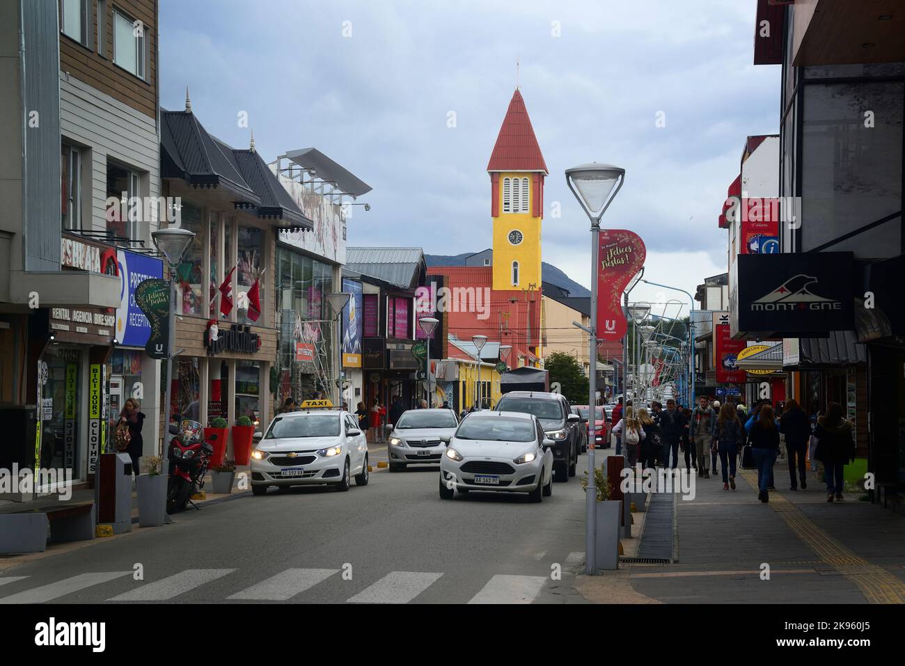 Une scène de rue avec des voitures et des personnes marchant sur le pavé, Ushuaia, Tierra Del Fuego, Argentine Banque D'Images