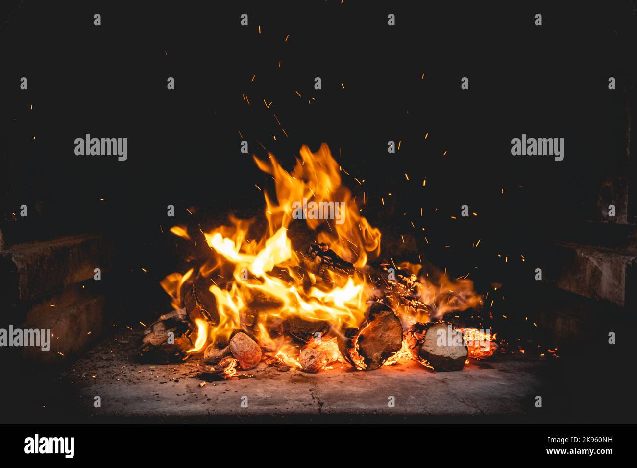 Le feu des flammes qui brûlent dans la cheminée. Banque D'Images