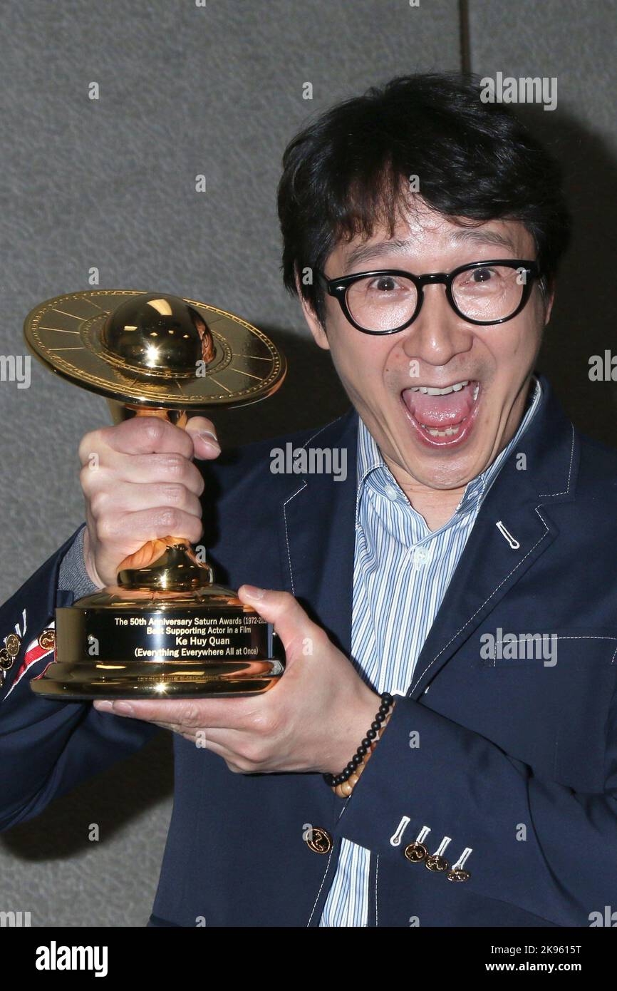 Burbank, CA. 25th octobre 2022. KE Huy Quan dans la salle de presse pour les Prix Saturn anniversaire 50th - salle de presse, le Centre des congrès de l'hôtel Marriott Burbank Airport, Burbank, CA 25 octobre 2022. Crédit : Priscilla Grant/Everett Collection/Alay Live News Banque D'Images