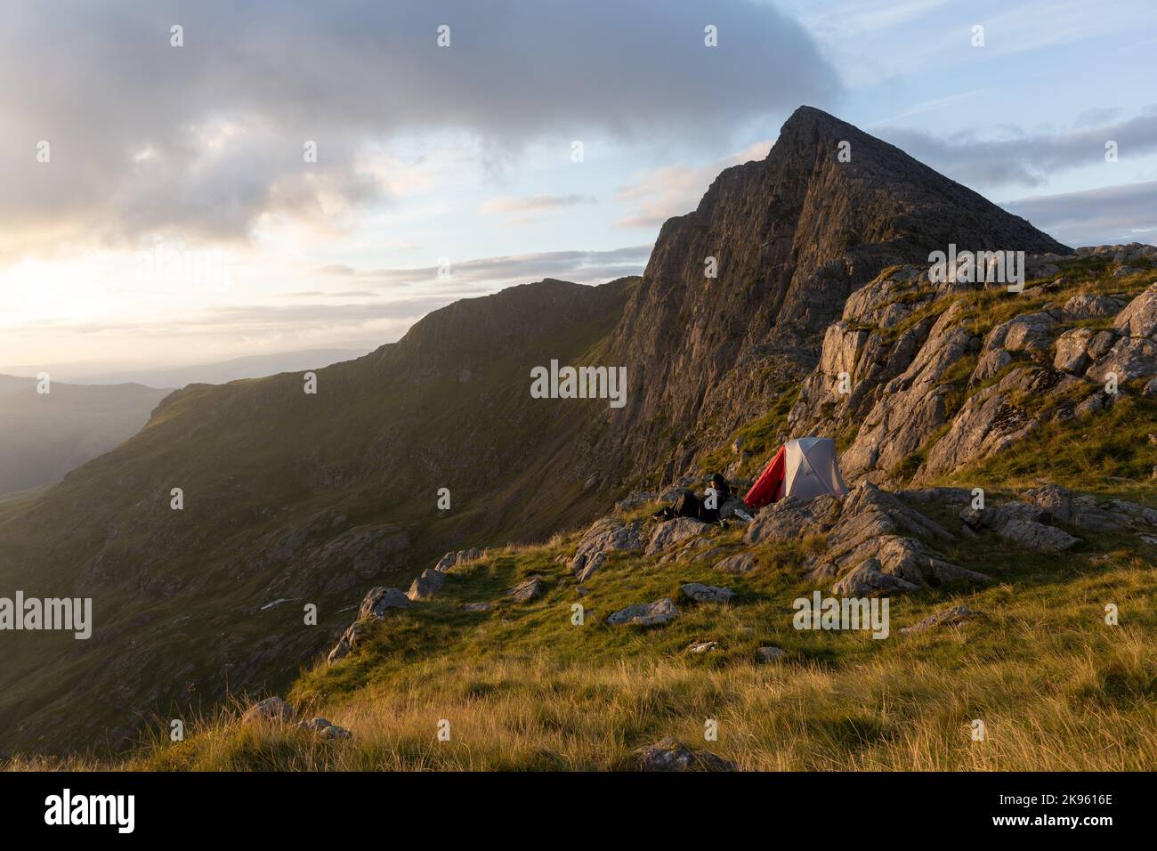 Lever de soleil entre y Lliwedd et Snowdon, au nord du pays de Galles Banque D'Images