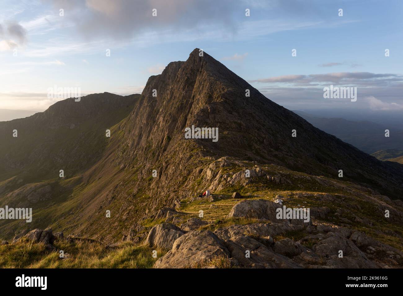 Lever de soleil avec vue sur y Lliwedd, Snowdonia Banque D'Images