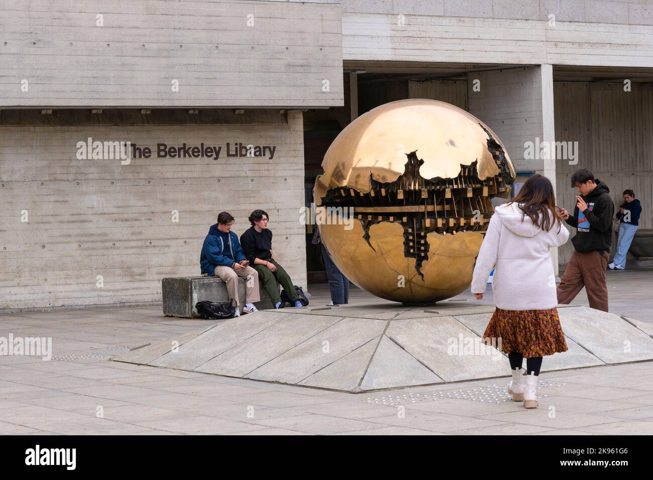 Irlande Dublin Trinity College The Berkeley Library Sphere in Sphere Sfera con Sfera Arnaldo Pomodoro 1982/83 sculpteur italien Milan bronze art Banque D'Images