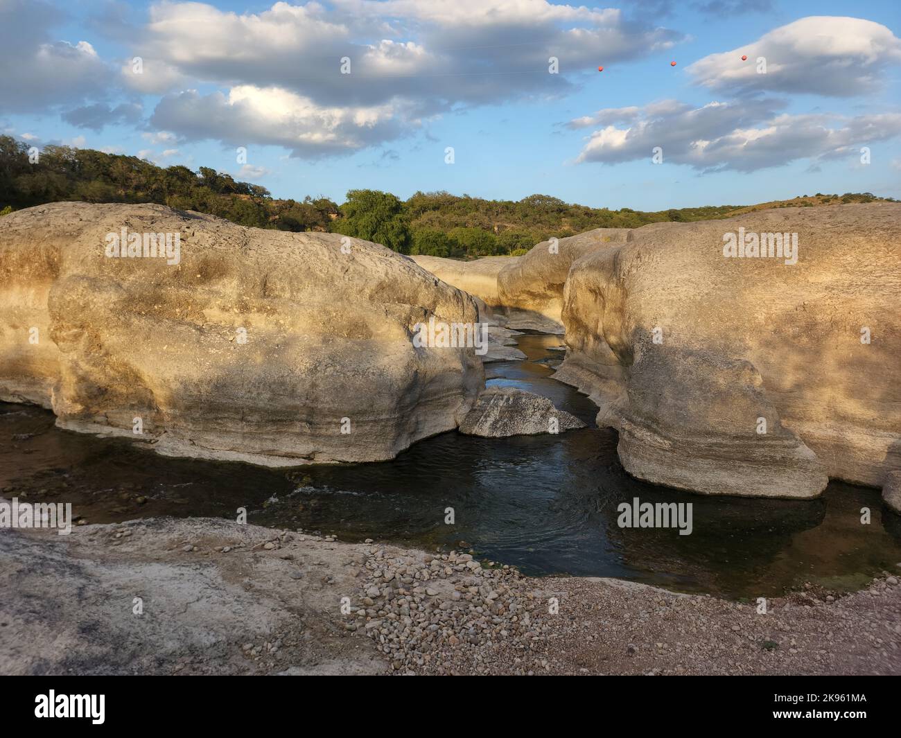 Vue panoramique sur la rivière Pedernales qui traverse le comté de Hays, Texas, États-Unis Banque D'Images