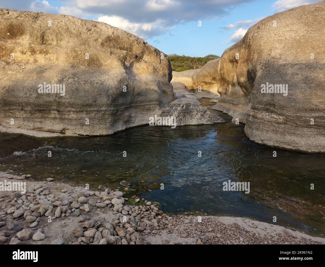Vue panoramique sur la rivière Pedernales qui traverse le comté de Hays, Texas, États-Unis Banque D'Images