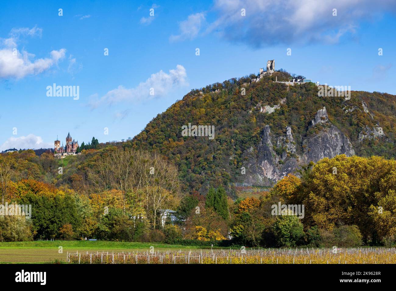 Drachenfels colline à distance avec deux châteaux médiévaux sur elle un jour d'automne coloré Banque D'Images
