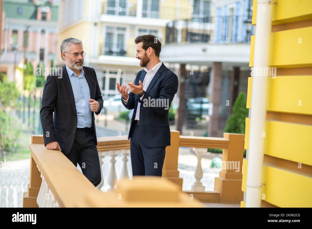Deux hommes d'affaires ayant une conversation Banque D'Images