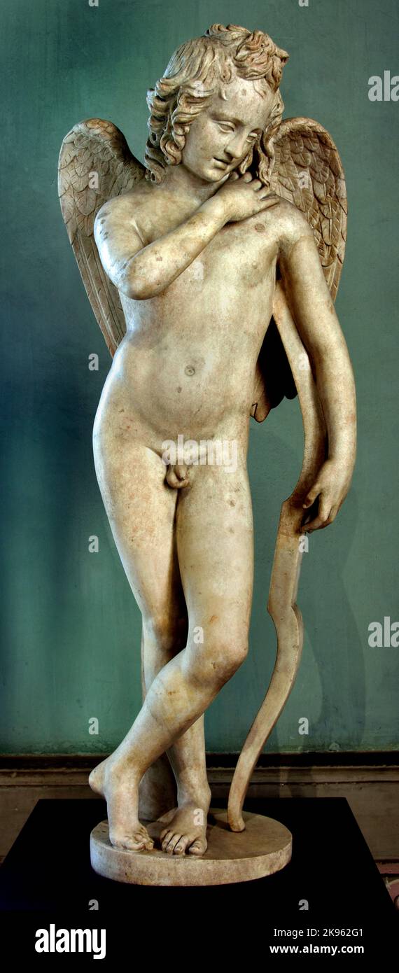 Cupidon à l'arc, mi-2nd siècle A.D, romain, art, Florence, Italie. ( Cupidon, ancien dieu romain d'amour, homologue du dieu grec Eros , équivalent d'Amor dans la poésie latine, Cupid était le fils de Mercury, le messager ailé des dieux, Vénus, la déesse de l'amour. ) Banque D'Images