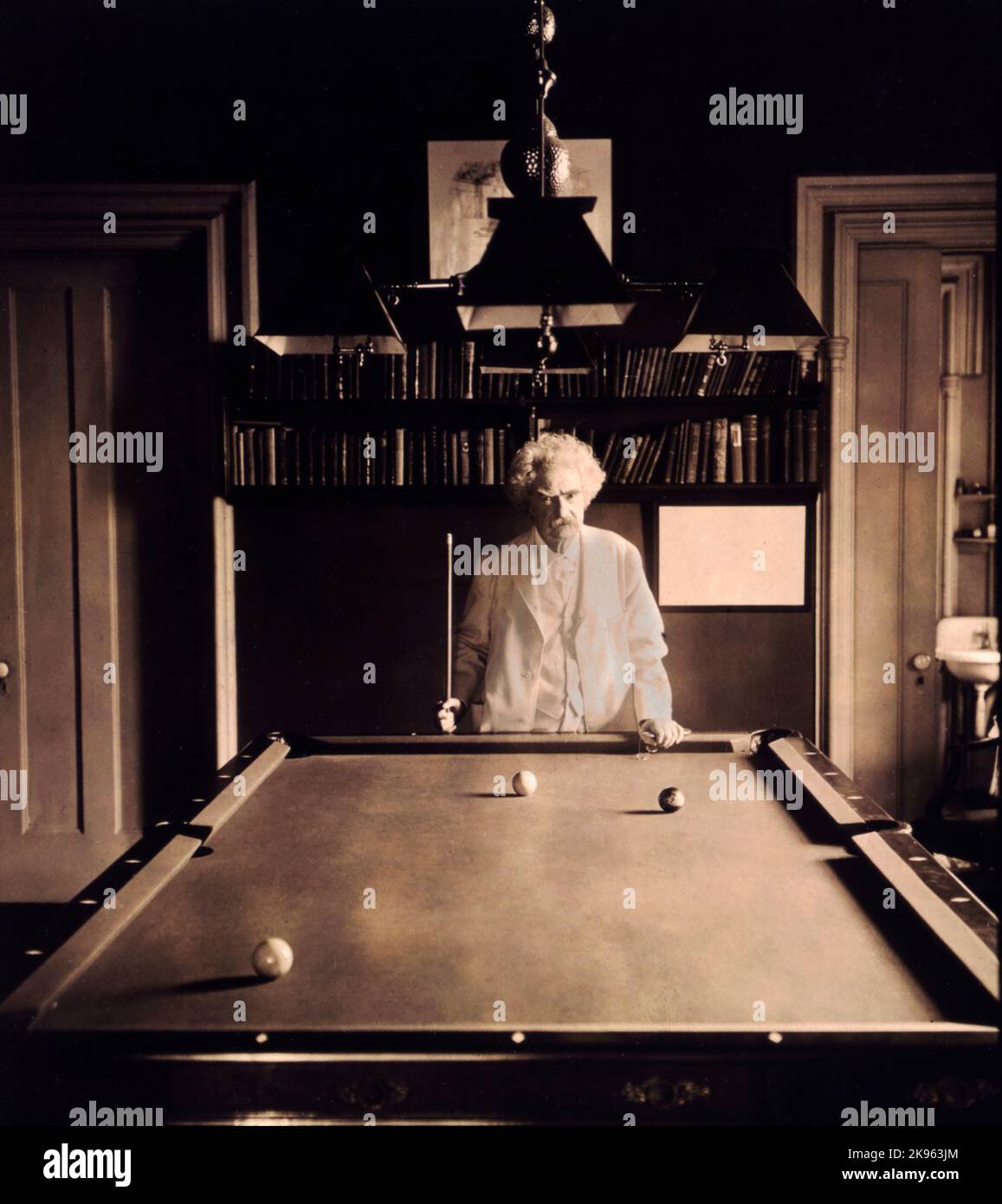Mark Twain (Samuel L. Clemens) Portrait de demi-longueur, debout à l'extrémité de la table de billard Banque D'Images