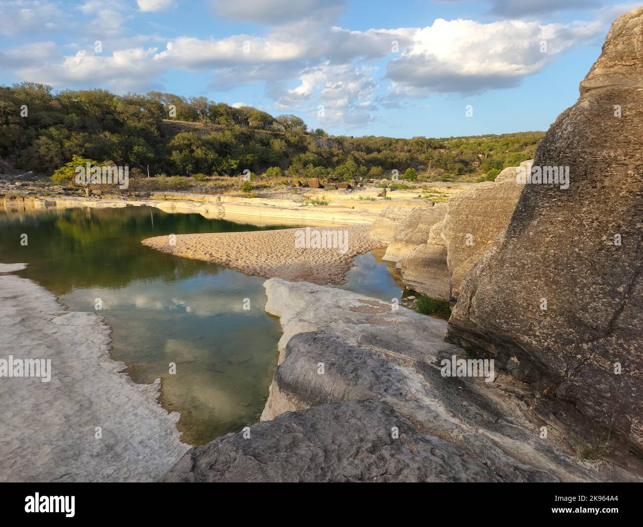 Une belle photo d'un lac à côté des rochers dans la journée Banque D'Images