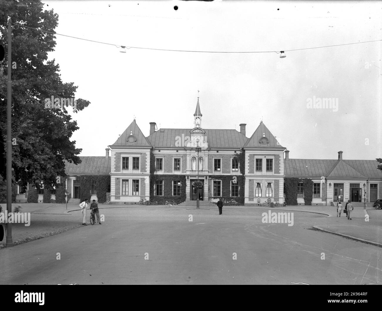 Gare centrale, Stationshus en pierre, en partie deux étages. Coup de brouillard mur de brique rouge. Plus tard, il a gagné de l'espace grâce à la construction d'un Ilgodshus spécial. Architecte: Edelswaard. La station a été reconstruite en 1918. La gare a été ouverte pour la circulation sur 15 octobre 1872. La gare s'appelle 'Linköping Central' de 15.5.1927 1919 la maison de gare au nord et au sud a été rénovée Banque D'Images