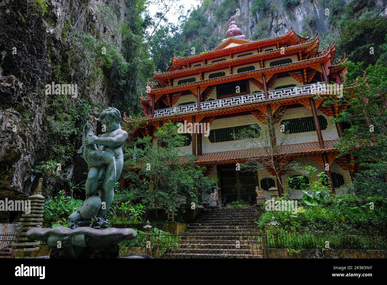 Ipoh, Malaisie - octobre 2022 : vues sur le temple Sam Poh Tong, temple chinois construit dans une grotte calcaire sur 19 octobre 2022 à Ipoh, Malaisie. Banque D'Images