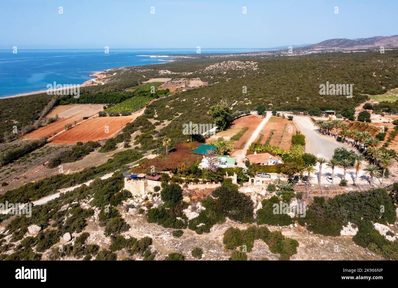 Vue aérienne du restaurant Viklari (dernier château) Péninsule d'Akamas, Chypre. Banque D'Images