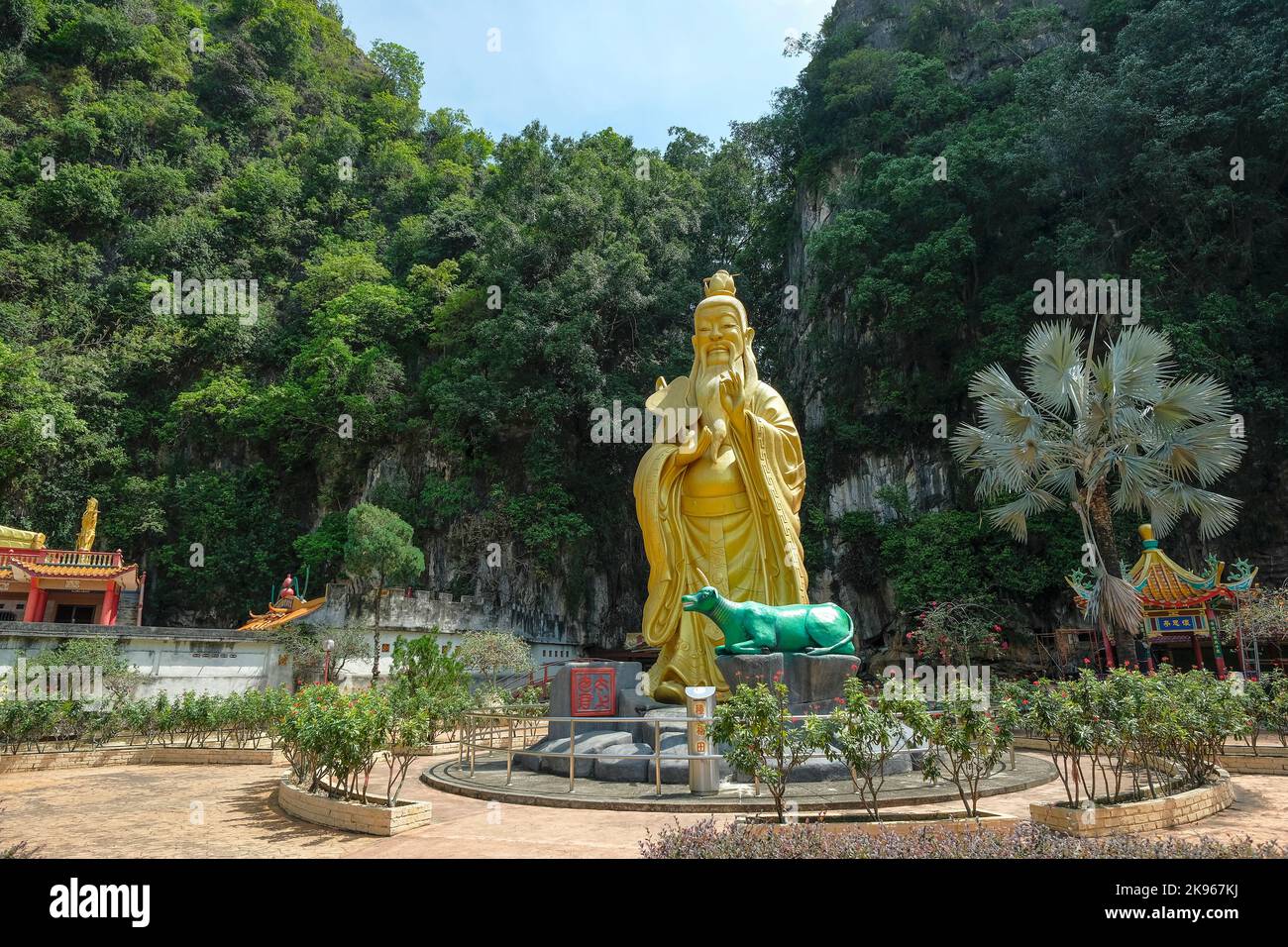 Ipoh, Malaisie - octobre 2022 : vues sur le temple Nam Thean Tong, temple chinois construit dans une grotte calcaire sur 19 octobre 2022 à Ipoh, Malaisie. Banque D'Images