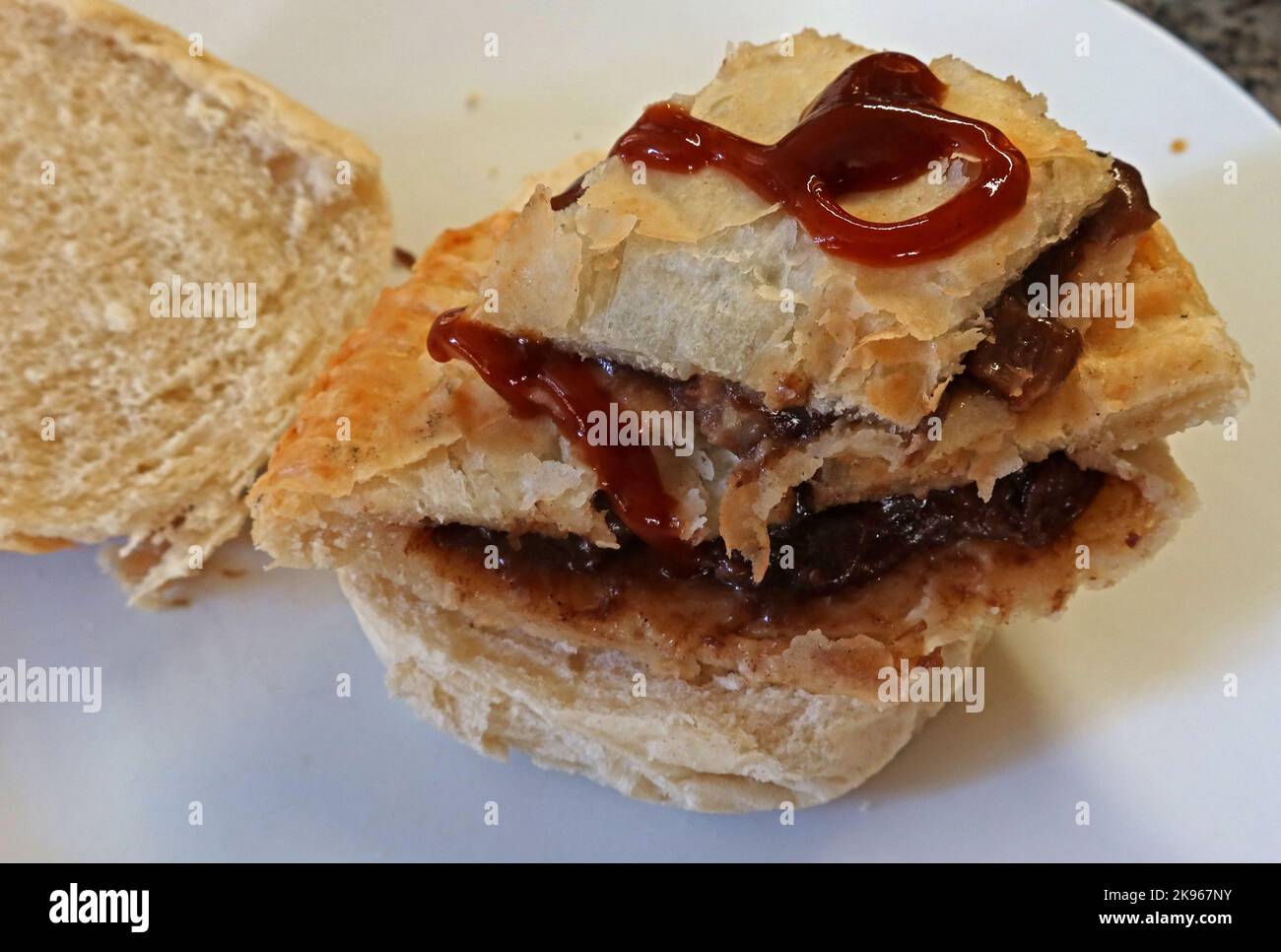 Wigan Lancashire Pie Burger, un steak ou une tarte à la viande sur un muffin à fond de four Banque D'Images