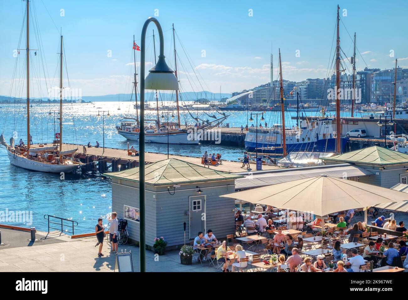 Port avec yachts et bateaux dans le port de la ville. Vue sur le café en plein air en été par beau temps. Oslo, Norvège Banque D'Images