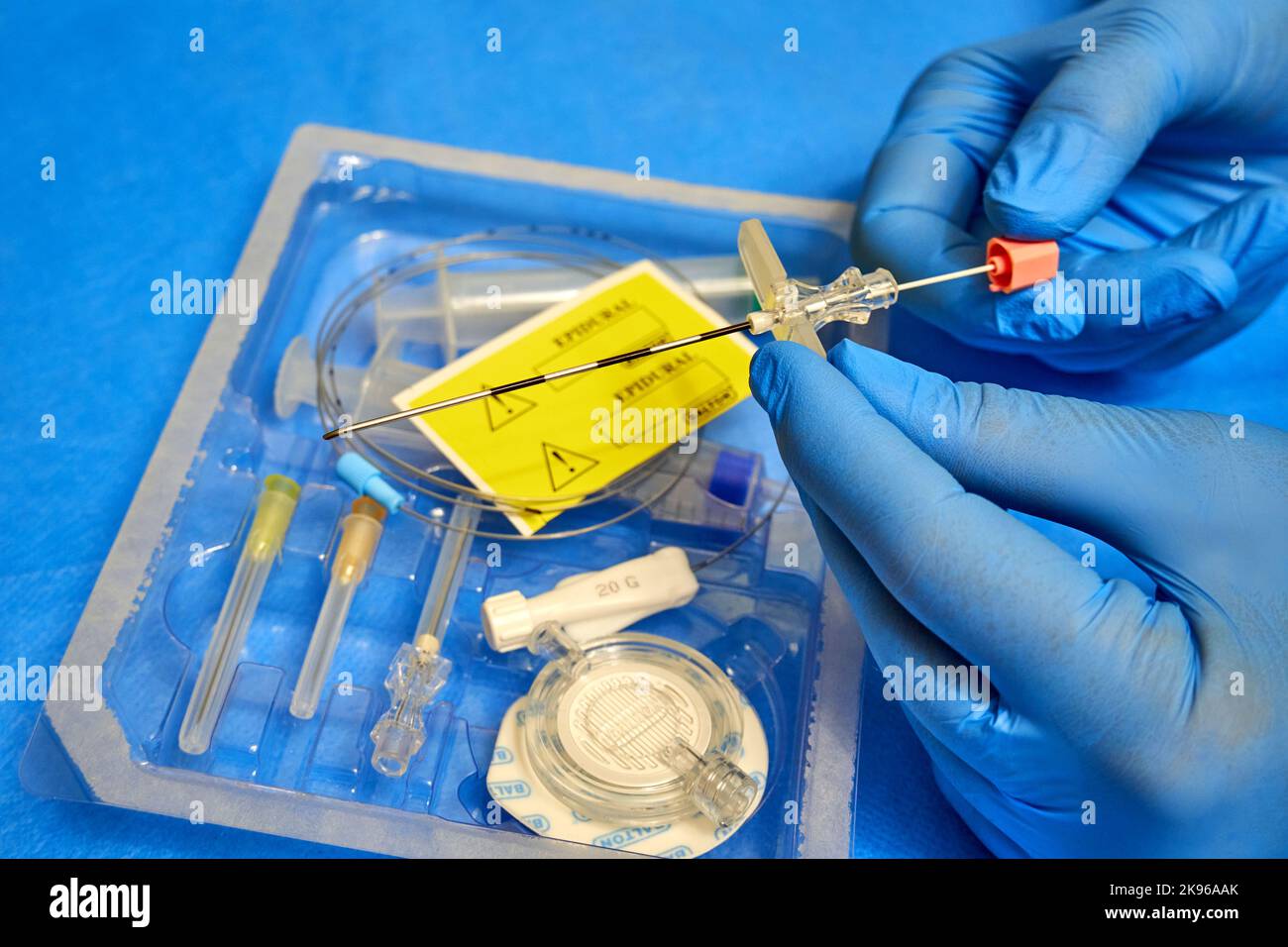 Anesthésie épidurale en médecine. Aiguille d'anesthésie dans les mains du médecin de près Banque D'Images