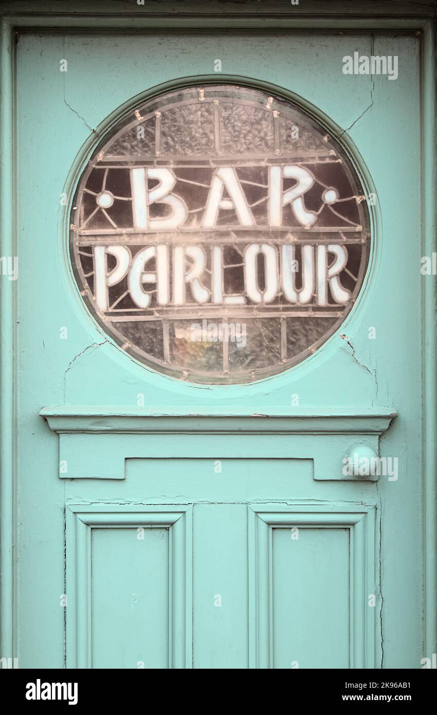 Bar porte porte pub Banque de photographies et d'images à haute résolution  - Alamy