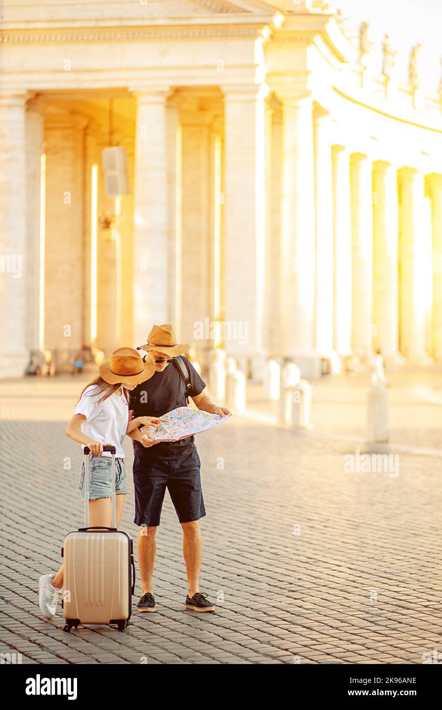 Touristes heureux regardant une carte. Couple de touristes en vacances à Rome, Italie. Relocalisation Banque D'Images