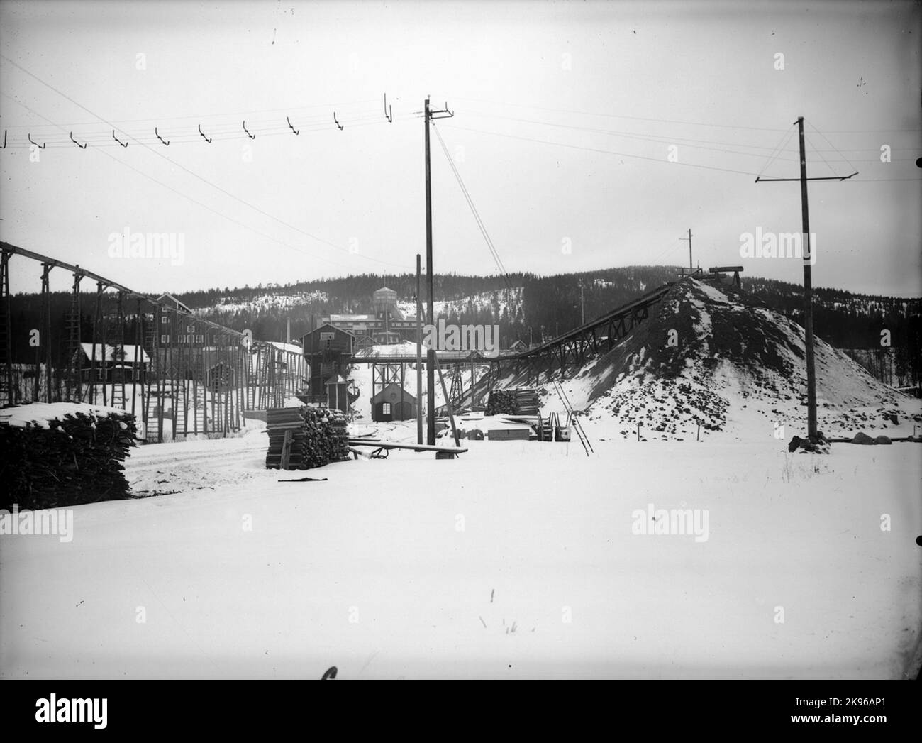 La mine d'Idcurberget, qui a débuté au début de 1900s 1908 par une exploitation minière à grande échelle, a été la production de minerai de fer entre 50 000 et 100 000 tonnes. . La mine est devenue connue dans toute la Suède à la grande race le matin de 16 mars 1961. En plus de créer un grand trou dans le sol, la course a apporté un garage, neuf voitures et un terrain de jeu. 70 personnes ont dû être évacuées, 26 personnes ont été laissées sans logement, mais aucune personne n'a été physiquement blessée. Banque D'Images