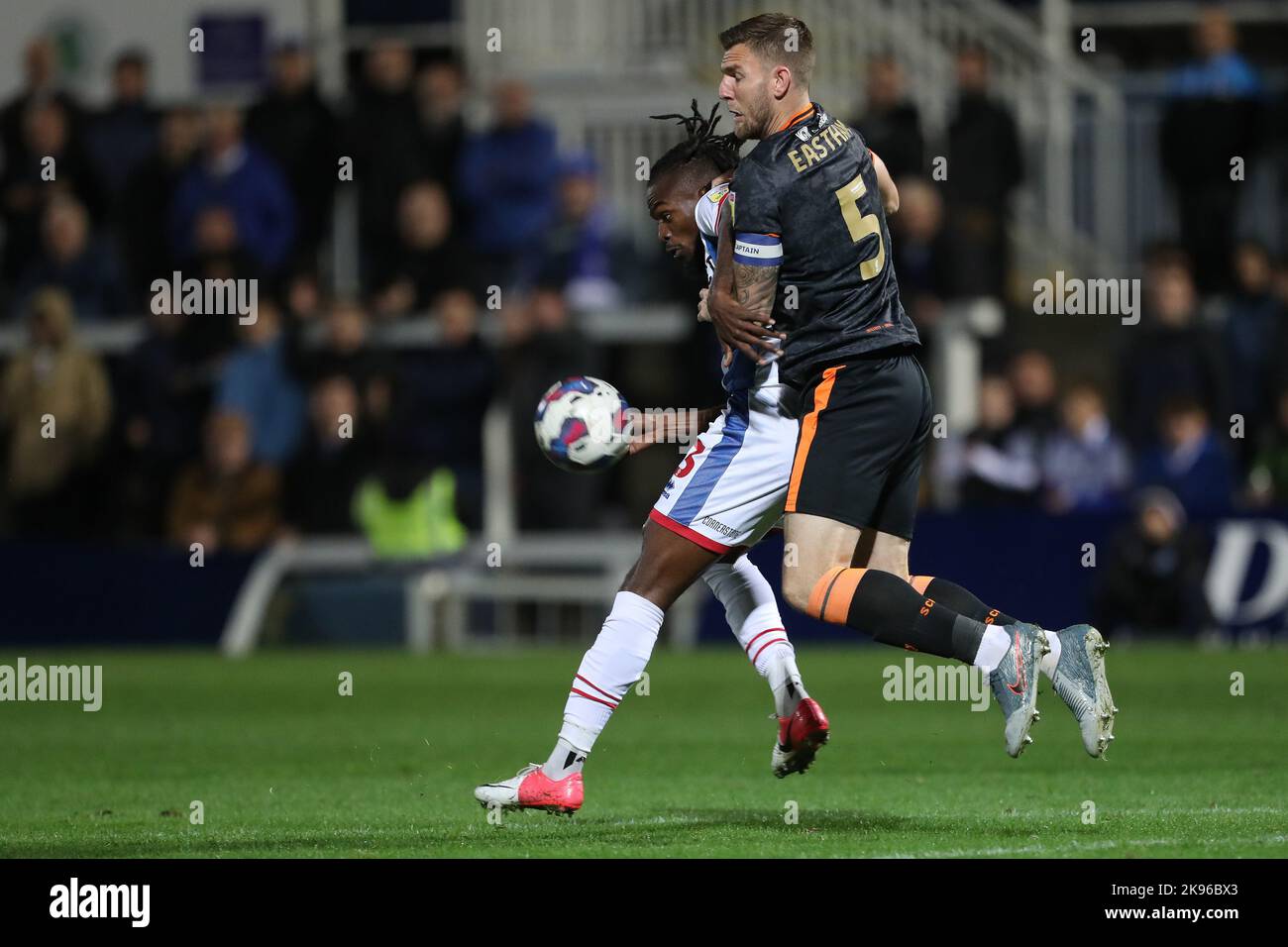 Theo Robinson, de Hartlepool, a Uni des batailles avec Ashley Eastham, de Salford City, lors du match Sky Bet League 2 entre Hartlepool United et Salford City, à Victoria Park, Hartlepool, le mardi 25th octobre 2022. (Credit: Mark Fletcher | MI News) Credit: MI News & Sport /Alay Live News Banque D'Images