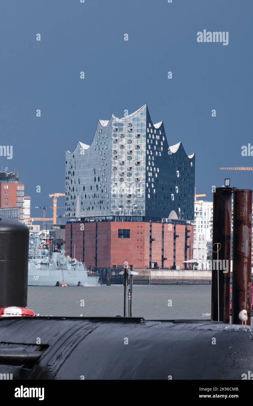 Hambourg, Allemagne - septembre 2022: Elbe Philharmonie Elbphilharmonique sous ciel nuageux situé dans Hafencity conçu par Herzog - de Meuron Banque D'Images