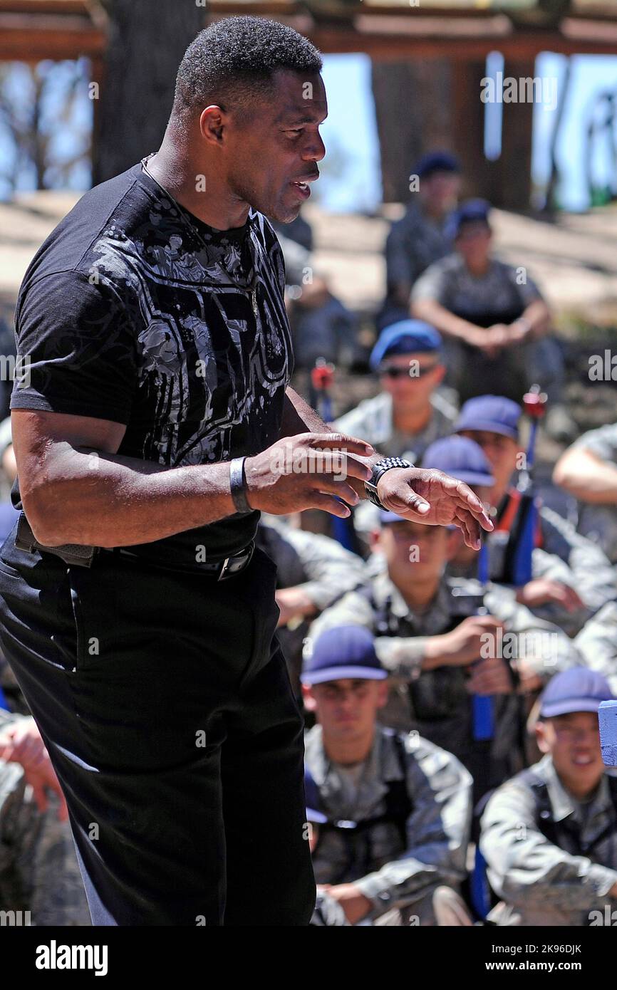 Le grand joueur de football Herschel Walker parle aux cadets pendant l'entraînement de base à la vallée des Jacks de l'Académie de l'Armée de l'Air des États-Unis à Colorado Springs, Colorado, on 17 juillet 2012. (ÉTATS-UNIS) Banque D'Images