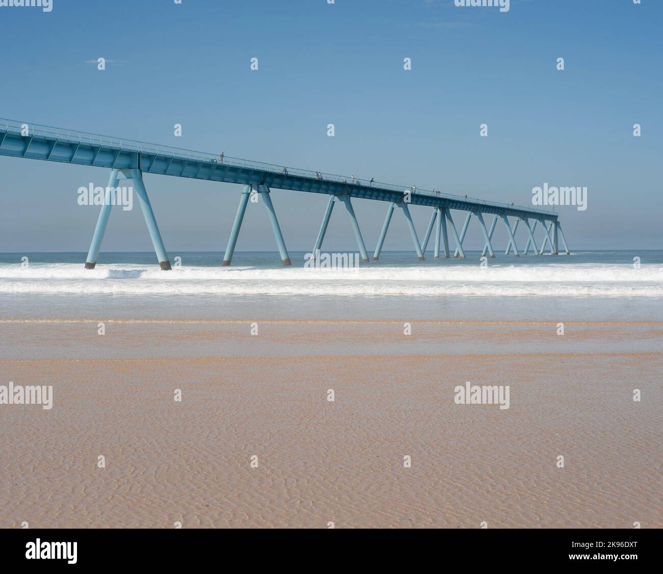 Pier structurein mer France Pier Arcachon Bay, la plage de la Salie, le quai est destiné au rejet des eaux usées traitées par l'Arcachon Bas Banque D'Images