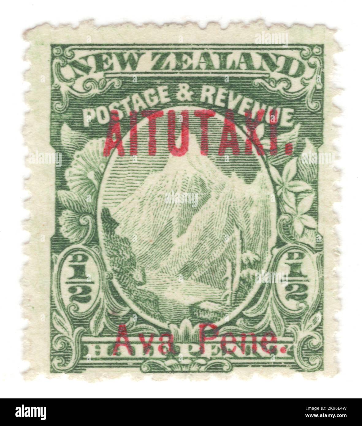 AITUTAKI - VERS 1903 : timbre-poste vert ½ pence représentant le mont Cook. Timbre de la Nouvelle-Zélande surimprimé 'AITUTAKI' et valeur en langue maternelle en rouge Banque D'Images