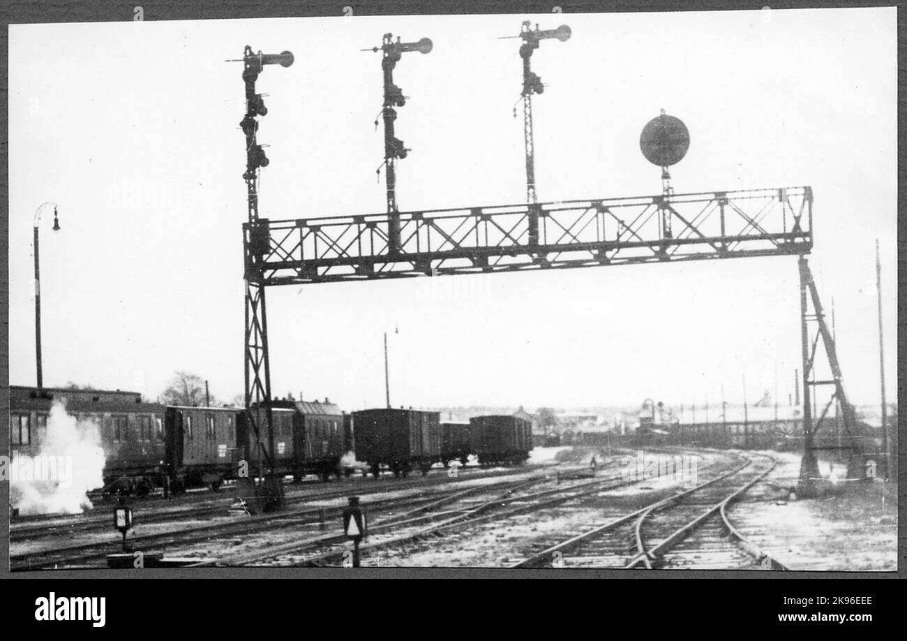 Nässjö Bangård avec pont de signalisation. Banque D'Images