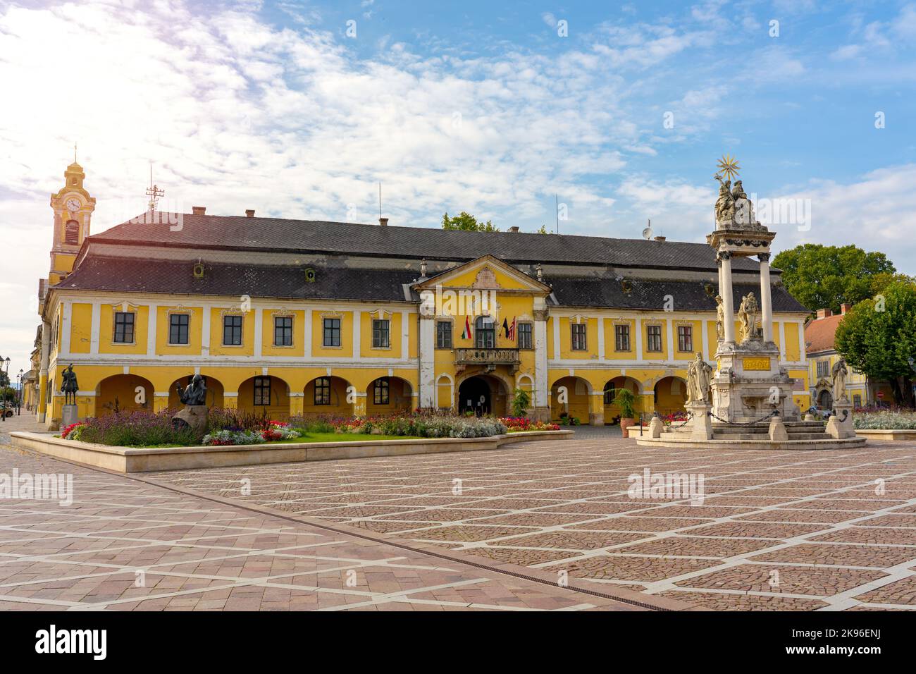 Magnifique centre-ville de Coloful d'Esztergom Hongrie avec des fleurs Banque D'Images