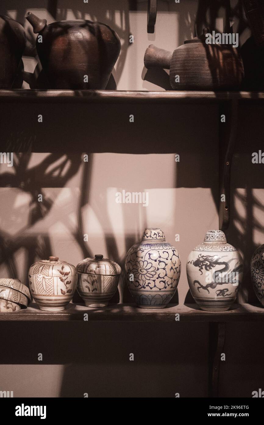 Une verticale de la poterie et des vases antiques trouvés à l'exposition du Musée national de Singapour. Banque D'Images