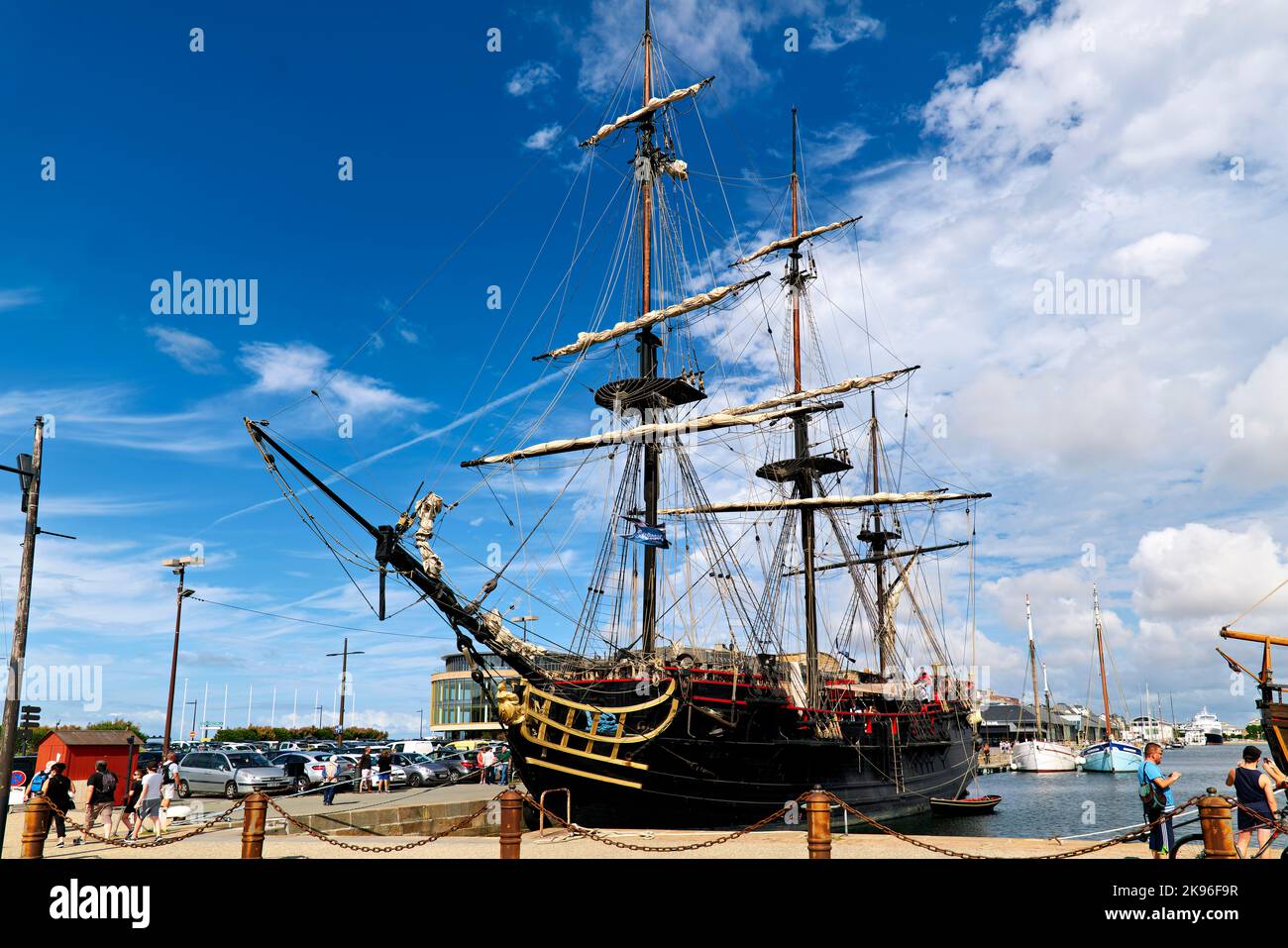 Saint-Malo Bretagne France. Un vieux navire amarré au port Banque D'Images