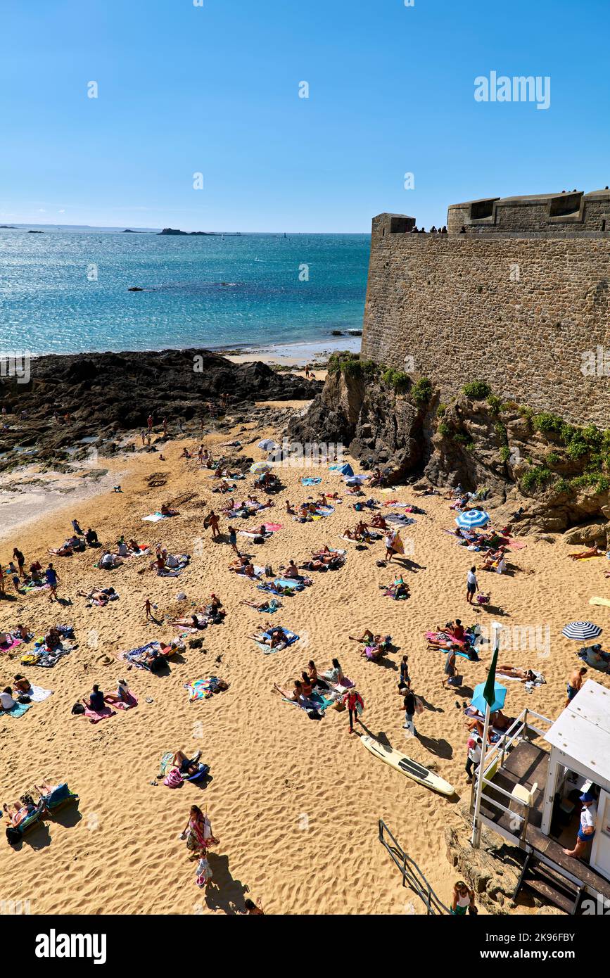 Saint-Malo Bretagne France. Bains de soleil à la plage du Mole (plage de Mole) Banque D'Images