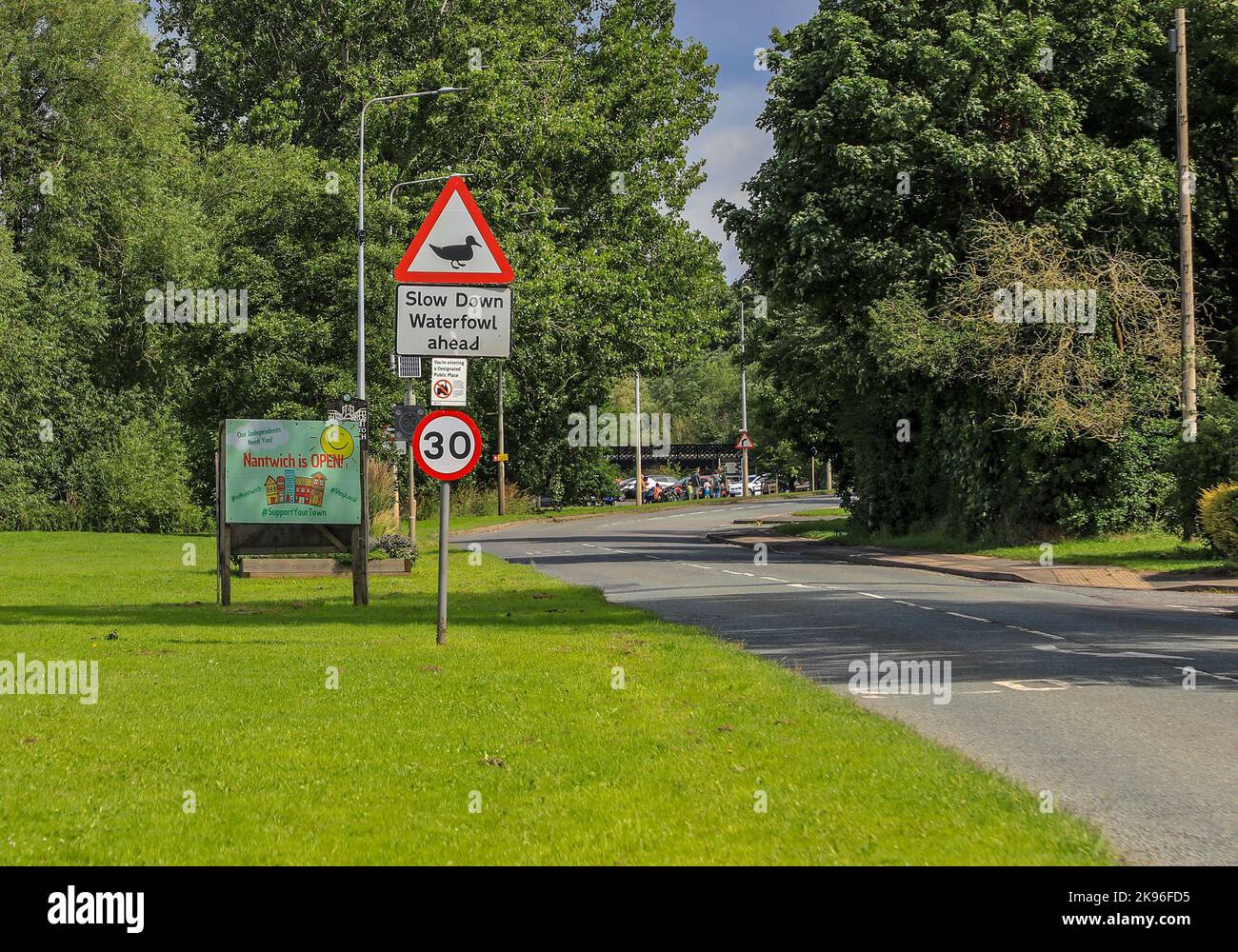 Un panneau indiquant « Slow down, Watereahead », Nantwich, Cheshire, Angleterre, ROYAUME-UNI Banque D'Images