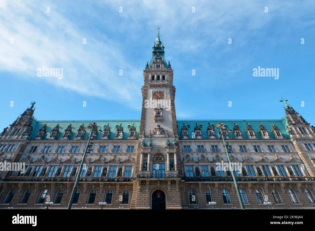 Hambourg, Allemagne - septembre 2022 : belle vue de la célèbre mairie de Hambourg sous ciel bleu sur la place du marché près du lac Binnenalster dans le quartier d'Altstadt Banque D'Images