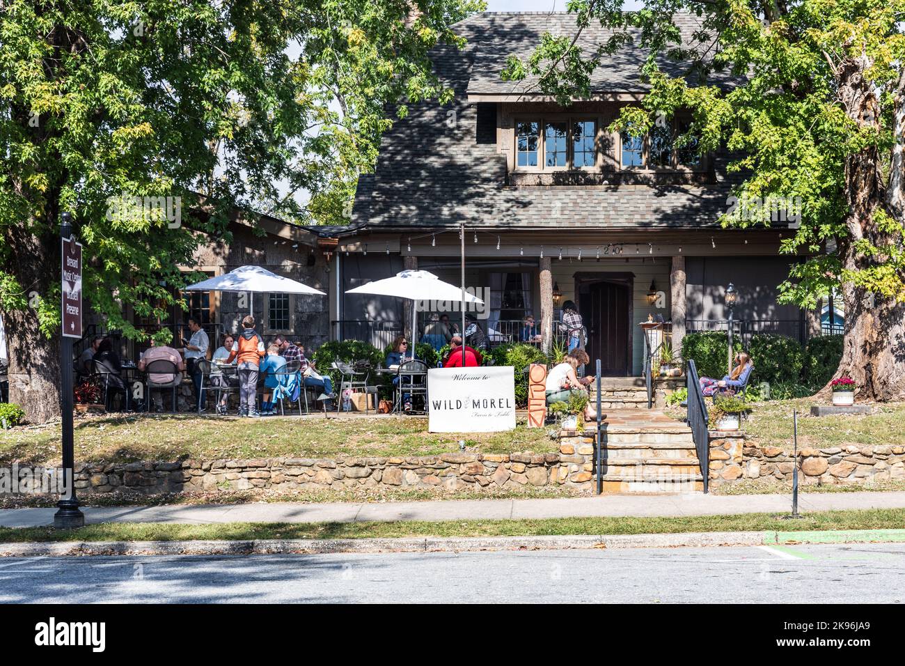 BREVARD, CAROLINE DU NORD, États-Unis-9 OCTOBRE 2022 : le restaurant Wild Morel, animé avec des places en plein air. Bâtiment, clients et signer. Banque D'Images