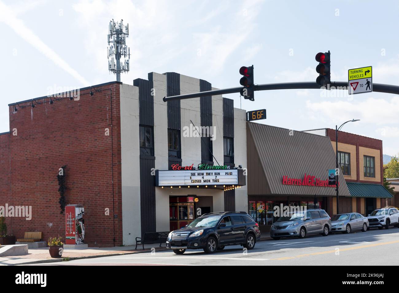 BREVARD, CAROLINE DU NORD, USA-9 OCTOBRE 2022: Un bloc de bâtiments en ville, y compris le Co-Ed Cinema et Harris 'Ace' Hardware. Banque D'Images