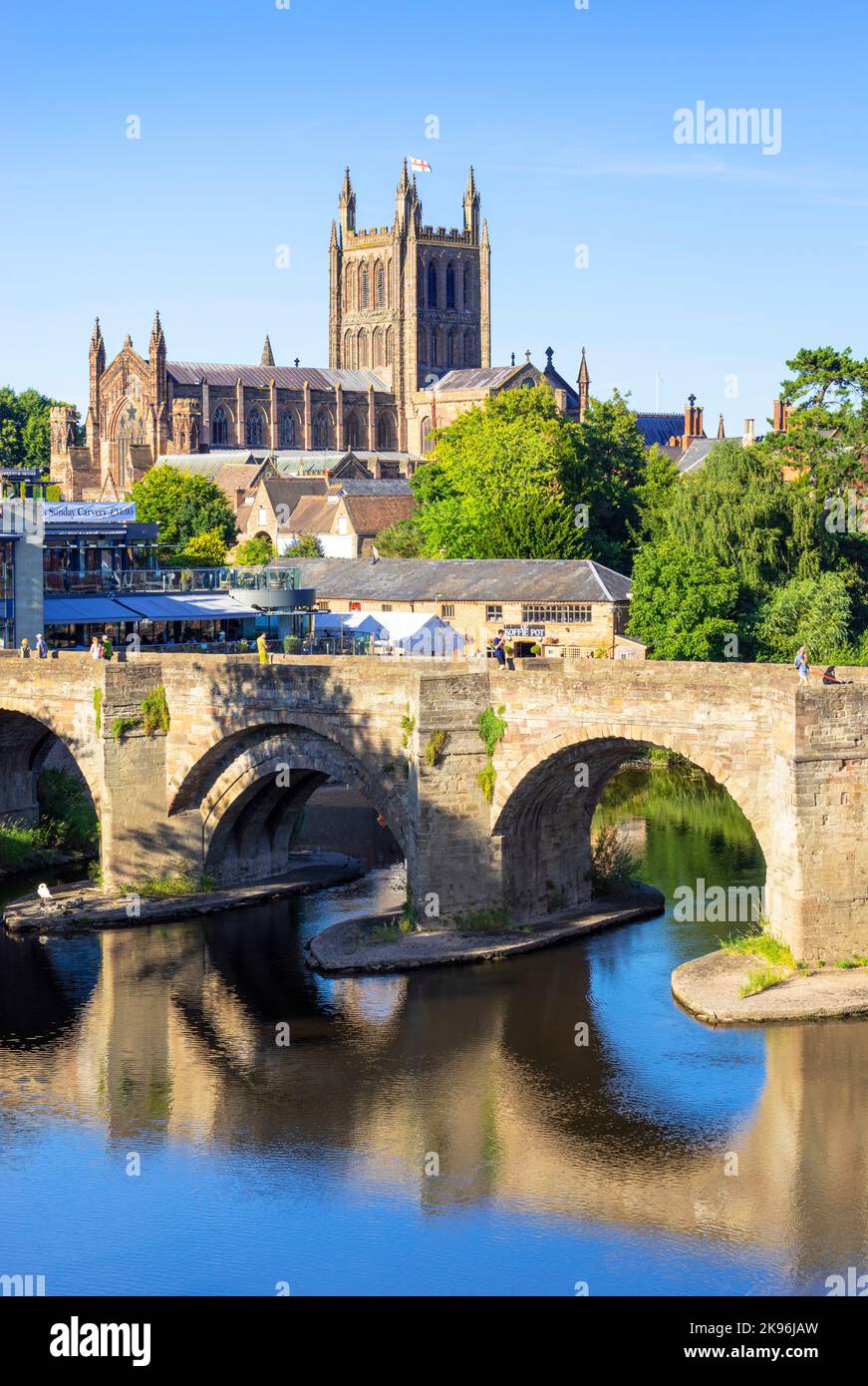 La cathédrale de Hereford et le vieux pont se reflètent dans la rivière Wye Hereford Herefordshire Angleterre GB Europe Banque D'Images