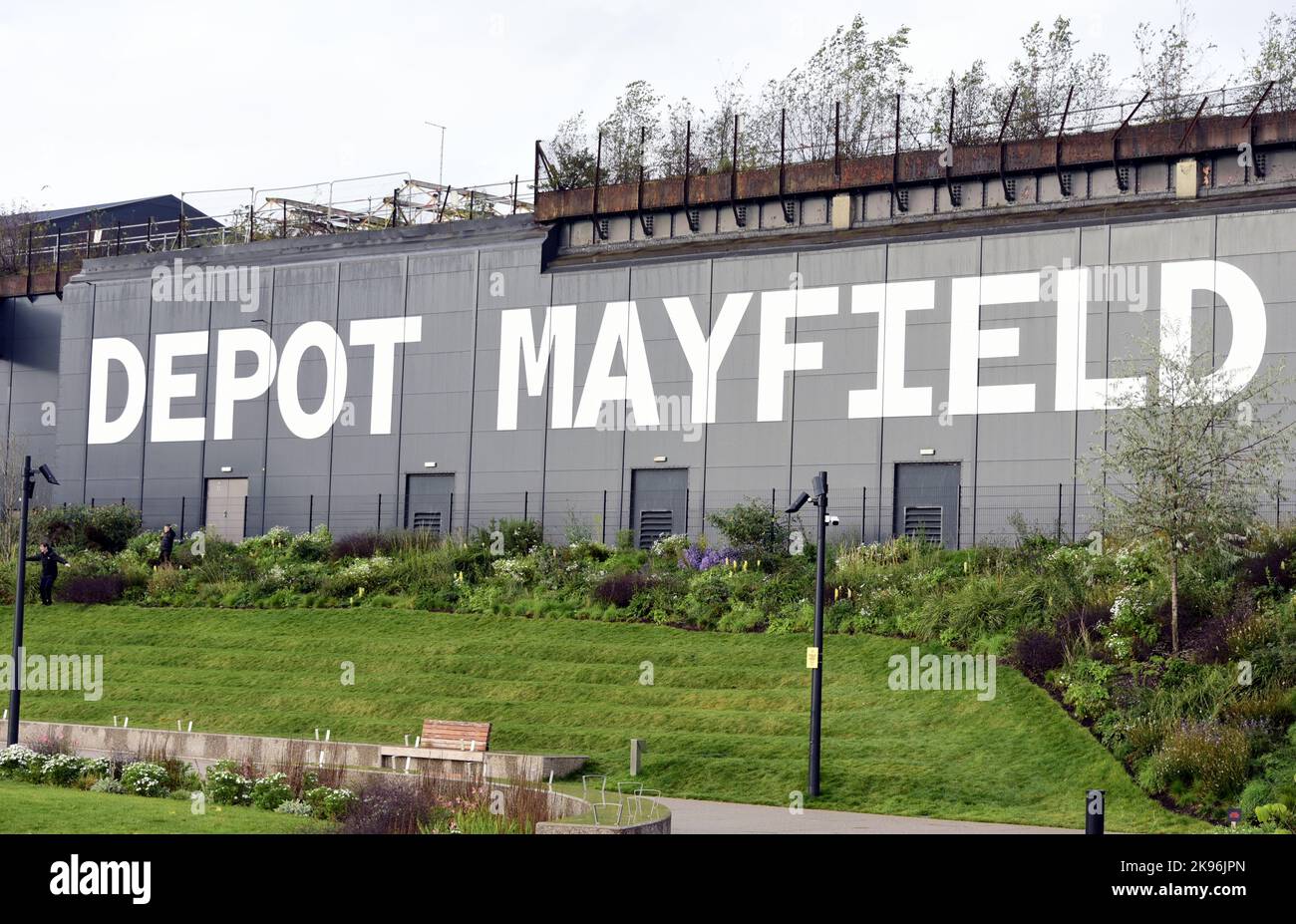 Mayfield Park, Manchester, Angleterre, Royaume-Uni, ouvert en septembre, 2022, un parc de 6,5 acres autour de la rivière Medlock. Le dépôt Mayfield est un lieu d'une capacité de 10 000 personnes situé dans l'ancienne gare de Manchester, à côté du parc. Dans le cadre d’un projet de régénération de 1billion 000 livres sterling en 2019, Depot Mayfield a été transformé pour fournir une plateforme pour un programme diversifié d’arts, de musique, d’industrie, de culture et d’événements communautaires dans cet espace unique qui présente le passé industriel de Manchester. Banque D'Images