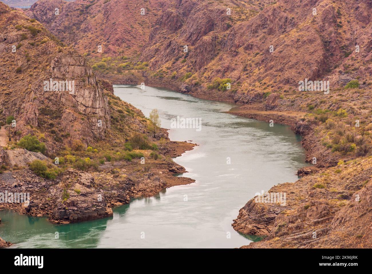 Une rivière cinématique entourée de falaises rouges à Provincia de Mendoza, en Argentine Banque D'Images