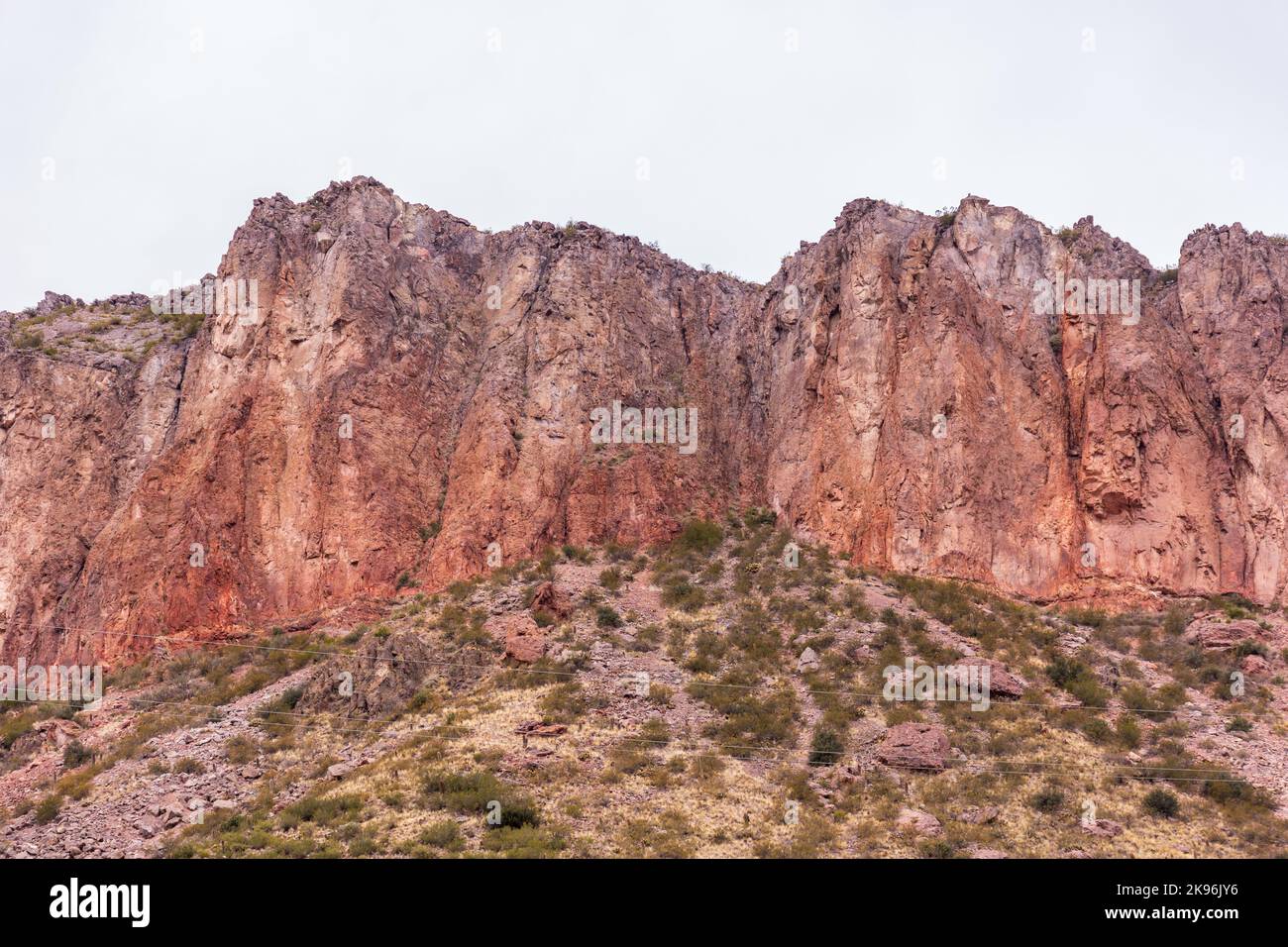 Une photo cinématographique des falaises rouges de Provincia de Mendoza, en Argentine Banque D'Images