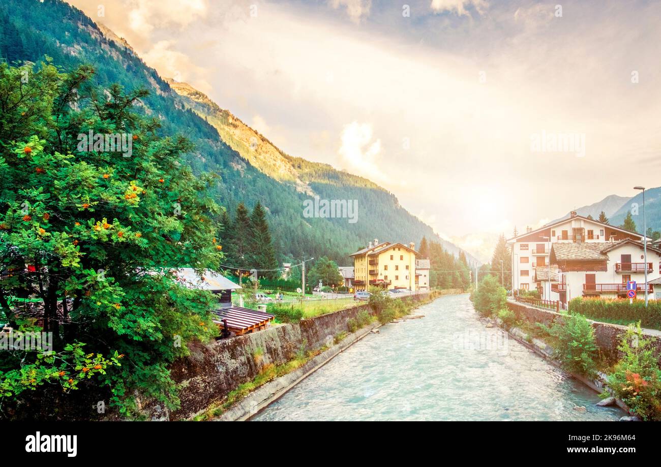 Paysage de rivière dans la ville alpine Banque D'Images