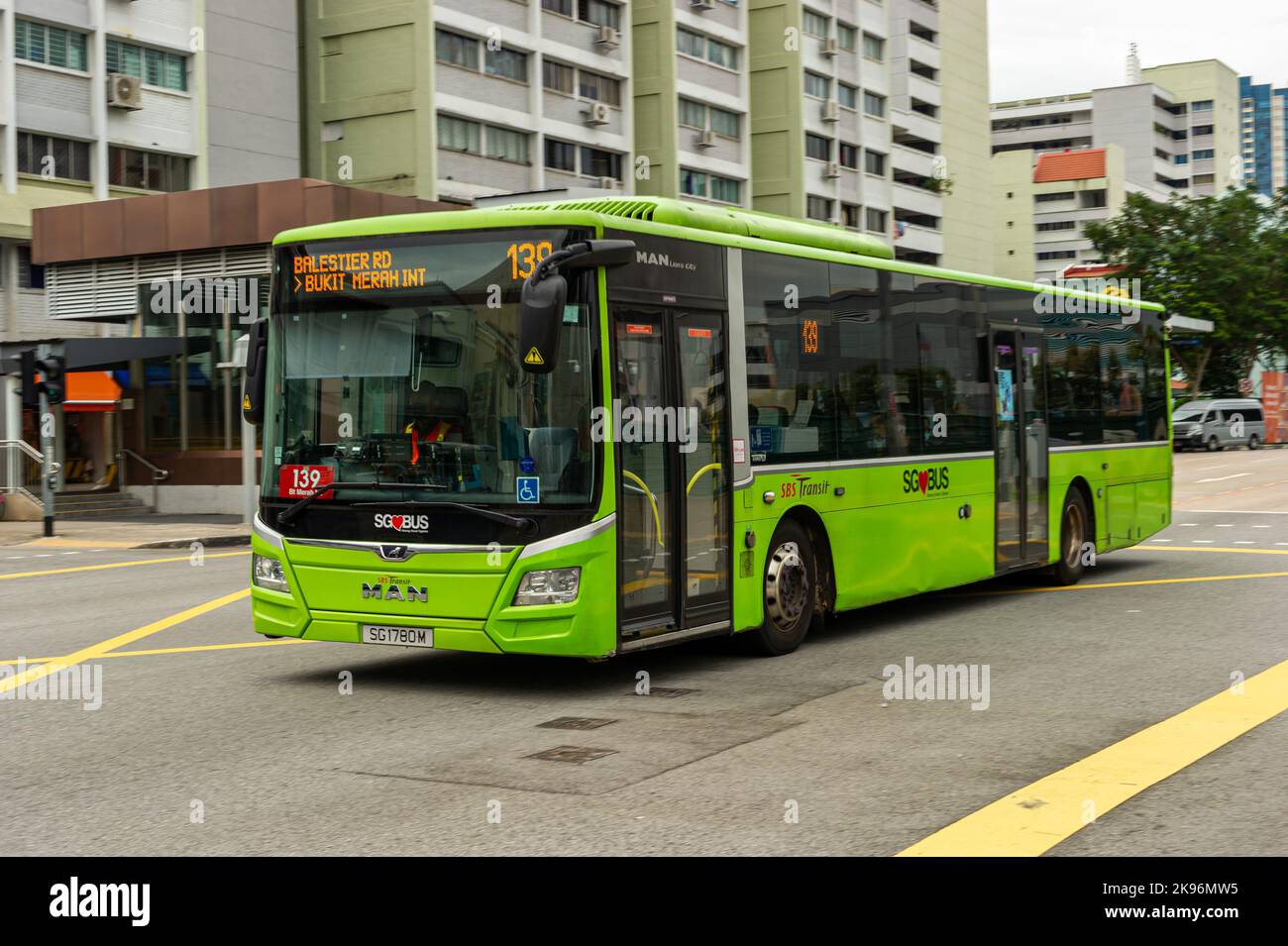 Un bus qui passe sur Jalan Besar à Singapour Banque D'Images