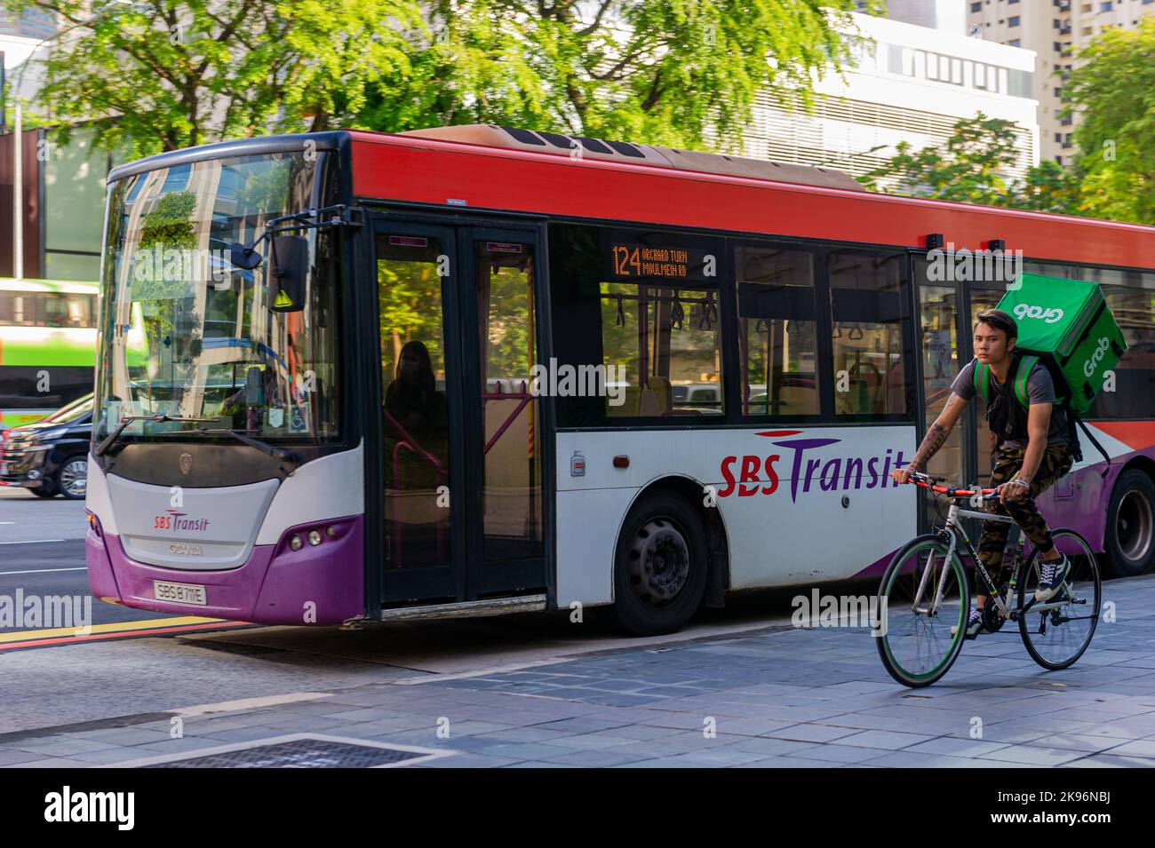 Un passager de livraison de bus et de Grab à Singapour Banque D'Images