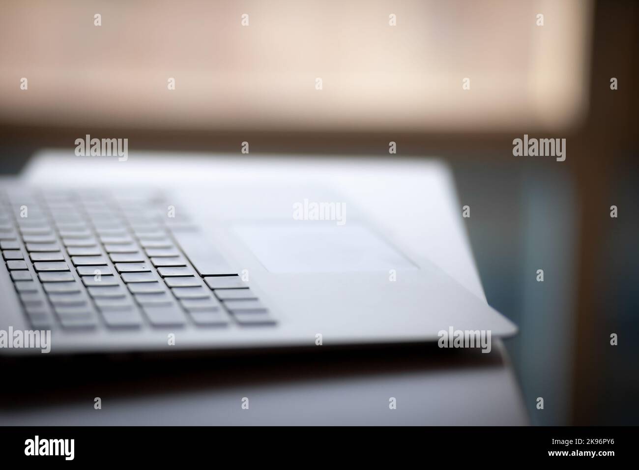 Gros plan du clavier d'un ordinateur portable ouvert prêt à travailler sur la table. Vue latérale, mise au point sélective sur le clavier. Le concept de sécurité informatique an Banque D'Images