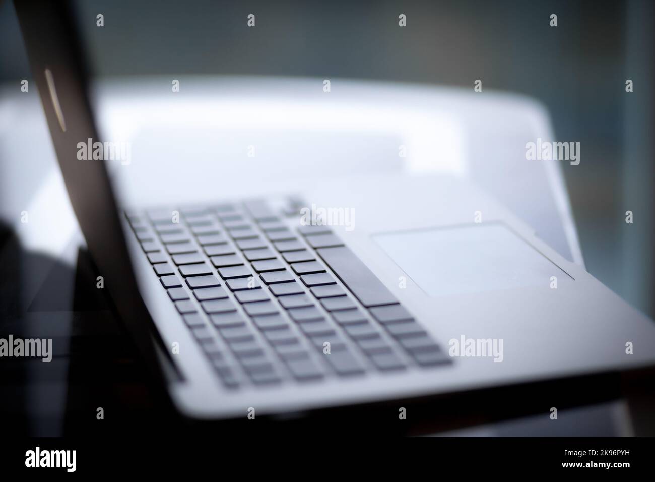 Gros plan du clavier d'un ordinateur portable ouvert prêt à travailler sur la table. Vue latérale, mise au point sélective sur le clavier. Le concept de sécurité informatique an Banque D'Images