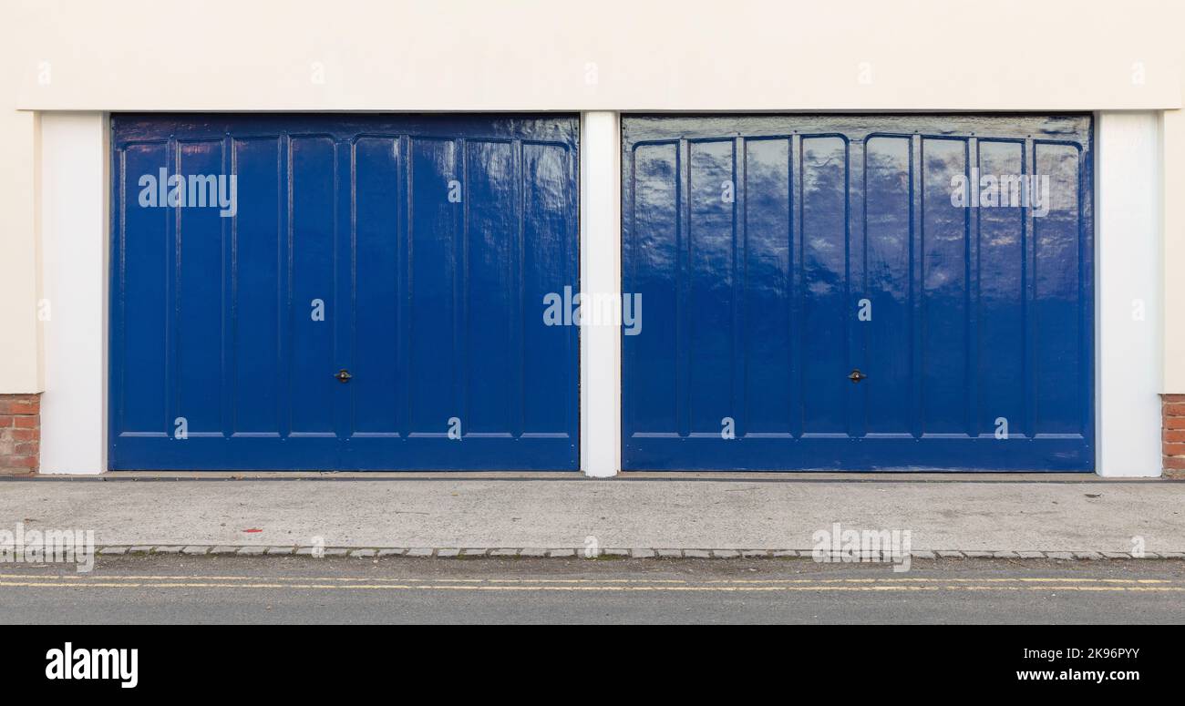 Extérieur de deux portes intérieures bleues vers le haut et au-dessus des portes de garage. ROYAUME-UNI Banque D'Images