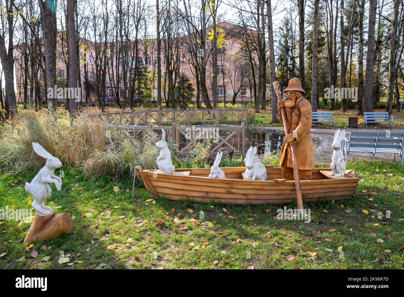 Chudovo, Russie - 08 octobre 2022: Sculpture en bois basée sur la trame du célèbre poème de l'ancien homme Mazai et lires. Auteur Vladimir Shkalikov, 2022. Musée Banque D'Images