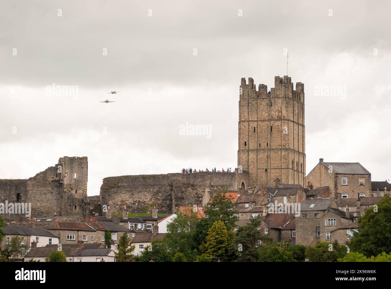Richmond, Yorkshire du Nord, Royaume-Uni - 13 juin 2009 : Château de Richmond avec avions militaires qui survolent un avion. Les spectateurs tapent les murs du Banque D'Images